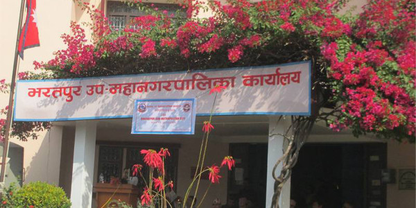 भरतपुर महानगरपालिकाले हटायो विज्ञापन कर नतिर्ने कम्पनीका होडिङ बोर्ड  